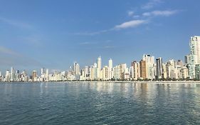 Na Quadra Da Praia Com Tres Quartos Em Balneario Camboriu Sc.